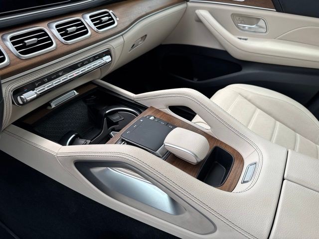 Mercedes-Benz GLE Vehicle Full-screen Gallery Image 17
