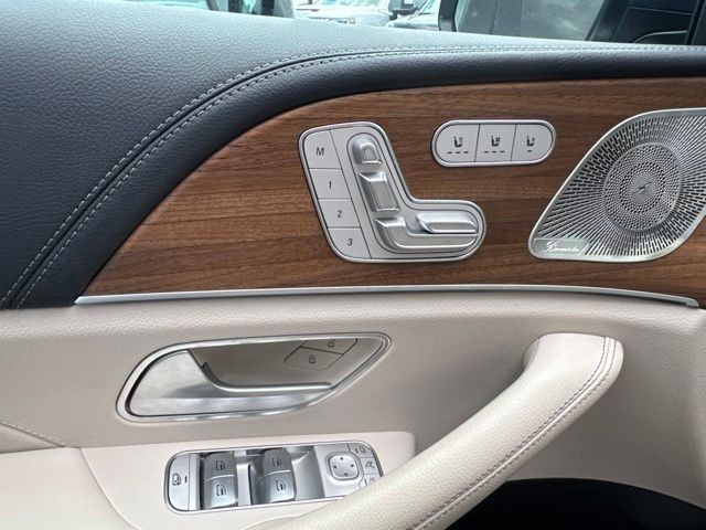Mercedes-Benz GLE Vehicle Full-screen Gallery Image 18