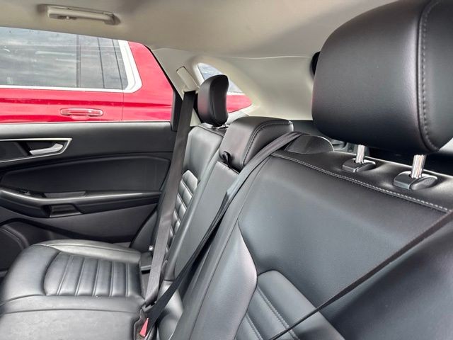 Ford Edge Vehicle Full-screen Gallery Image 15