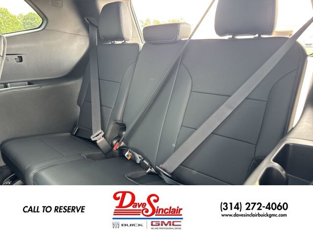 Buick Enclave Vehicle Full-screen Gallery Image 24