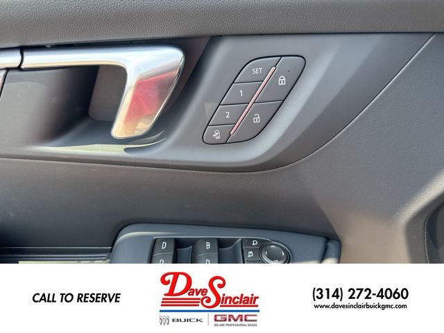 Buick Enclave Vehicle Full-screen Gallery Image 13