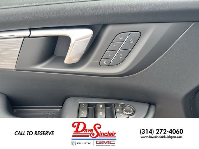Buick Enclave Vehicle Full-screen Gallery Image 13