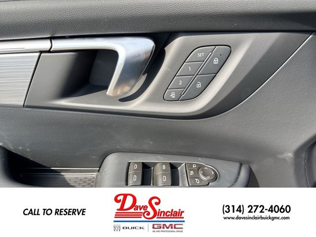 Buick Enclave Vehicle Full-screen Gallery Image 13