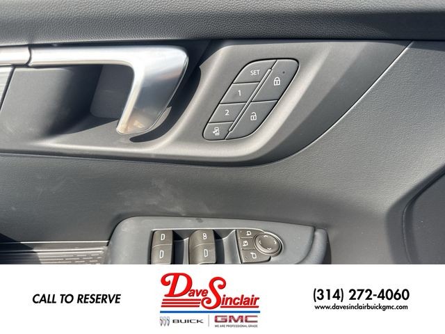 Buick Enclave Vehicle Full-screen Gallery Image 13