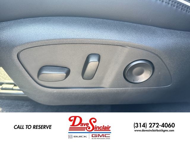 GMC Acadia Vehicle Full-screen Gallery Image 12