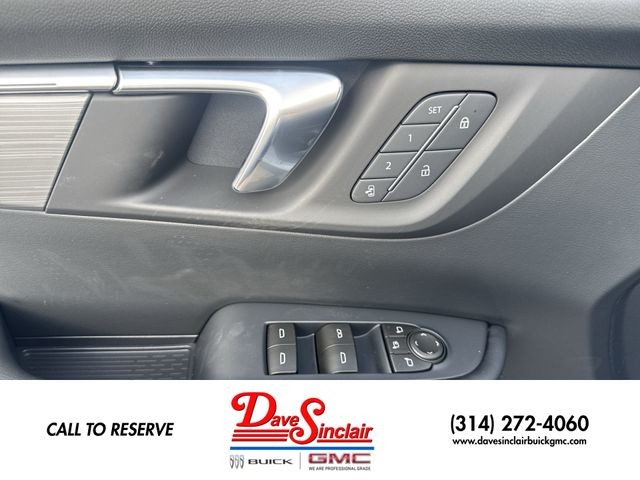 Buick Enclave Vehicle Full-screen Gallery Image 13