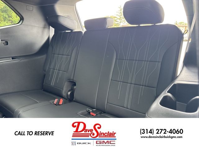 Buick Enclave Vehicle Full-screen Gallery Image 24