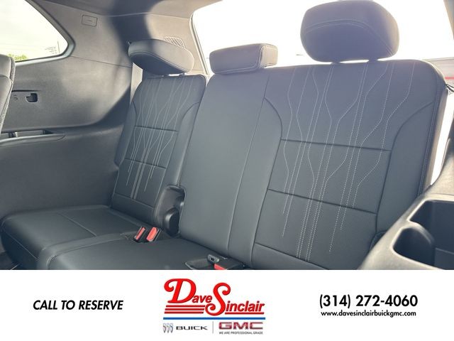 Buick Enclave Vehicle Full-screen Gallery Image 24