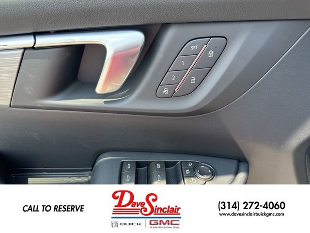 Buick Enclave Vehicle Full-screen Gallery Image 13