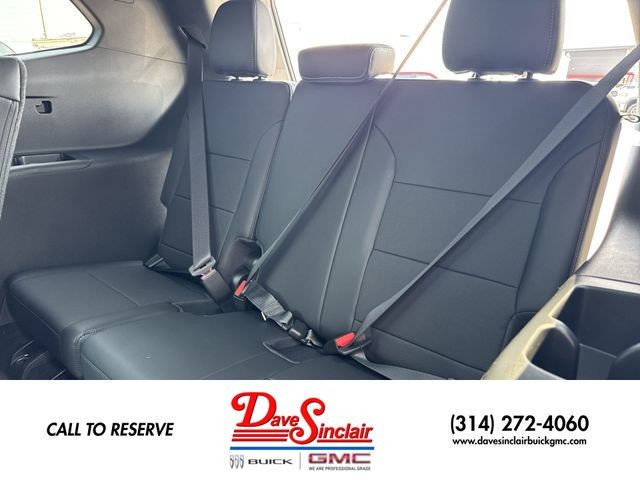 Buick Enclave Vehicle Full-screen Gallery Image 24