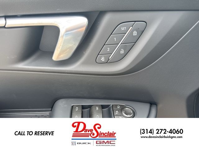 Buick Enclave Vehicle Full-screen Gallery Image 13