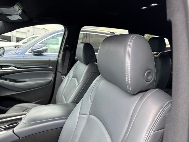 Buick Enclave Vehicle Full-screen Gallery Image 11
