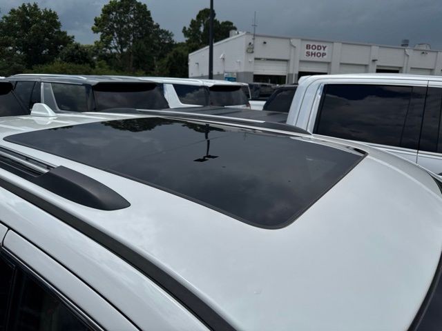 Jeep Grand Cherokee Vehicle Full-screen Gallery Image 07