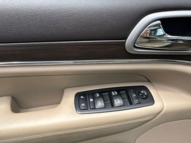 Jeep Grand Cherokee Vehicle Full-screen Gallery Image 14