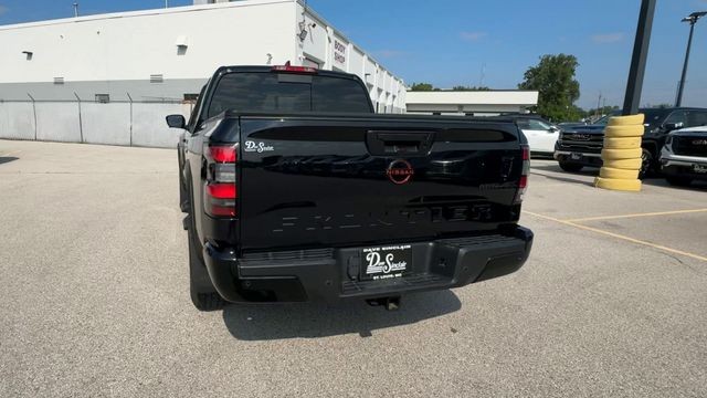 Nissan Frontier Vehicle Full-screen Gallery Image 09