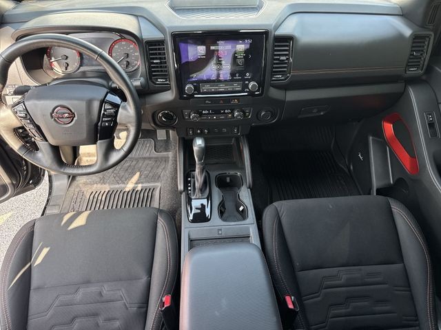 Nissan Frontier Vehicle Full-screen Gallery Image 24