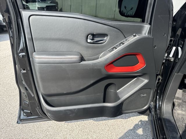 Nissan Frontier Vehicle Full-screen Gallery Image 25