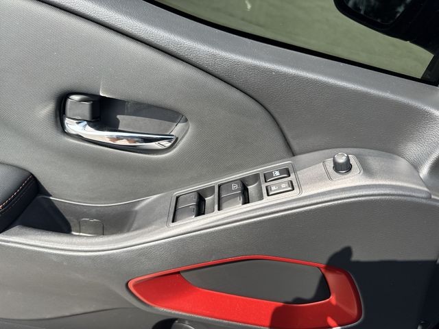 Nissan Frontier Vehicle Full-screen Gallery Image 26