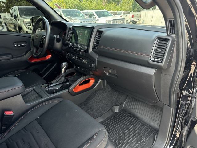 Nissan Frontier Vehicle Full-screen Gallery Image 32