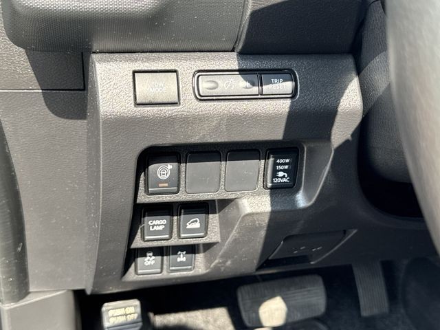 Nissan Frontier Vehicle Full-screen Gallery Image 38