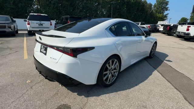 Lexus IS Vehicle Full-screen Gallery Image 10