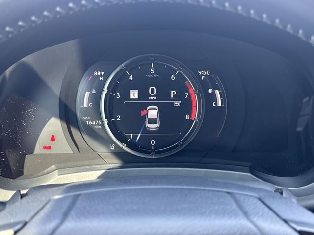 Lexus IS Vehicle Full-screen Gallery Image 15