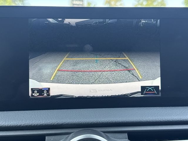 Lexus IS Vehicle Full-screen Gallery Image 19