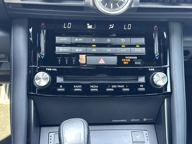 Lexus IS Vehicle Full-screen Gallery Image 22