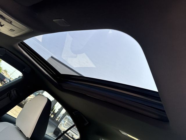 Lexus IS Vehicle Full-screen Gallery Image 23