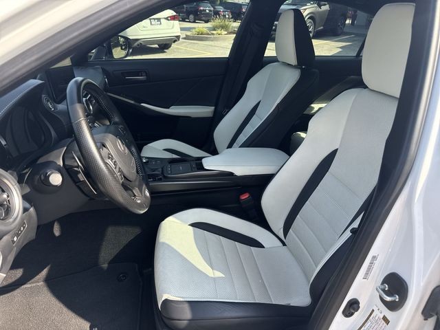 Lexus IS Vehicle Full-screen Gallery Image 24