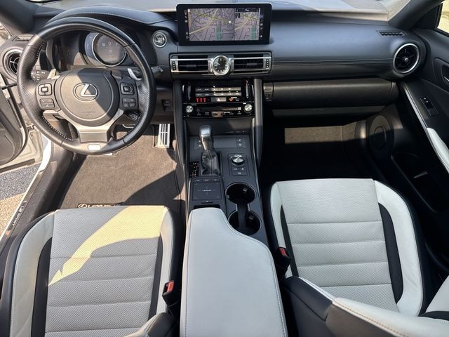 Lexus IS Vehicle Full-screen Gallery Image 25