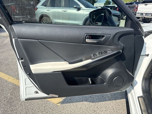 Lexus IS Vehicle Full-screen Gallery Image 27