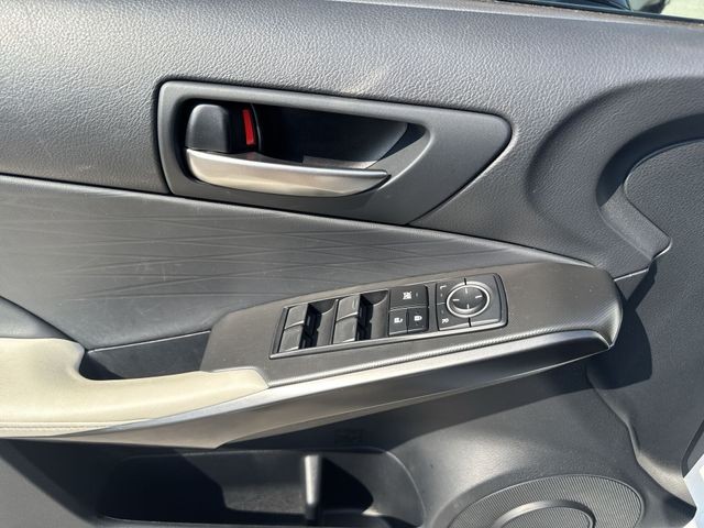 Lexus IS Vehicle Full-screen Gallery Image 28