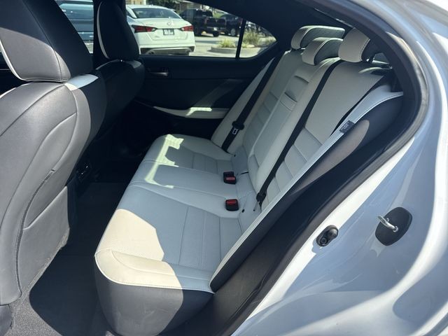 Lexus IS Vehicle Full-screen Gallery Image 29