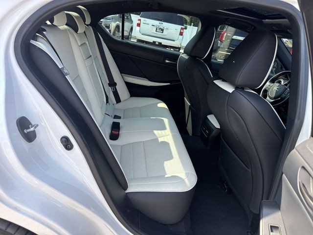 Lexus IS Vehicle Full-screen Gallery Image 31