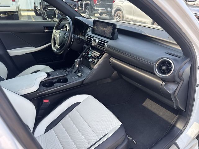 Lexus IS Vehicle Full-screen Gallery Image 33