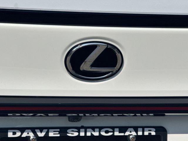 Lexus IS Vehicle Full-screen Gallery Image 35