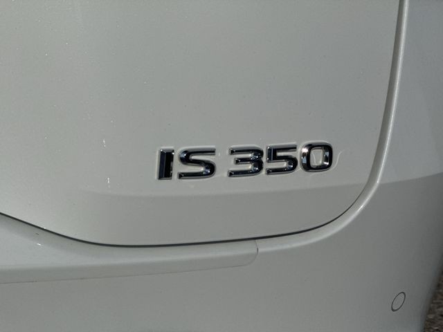 Lexus IS Vehicle Full-screen Gallery Image 36