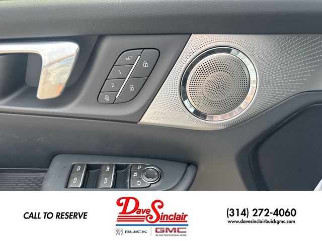 Buick Enclave Vehicle Full-screen Gallery Image 13