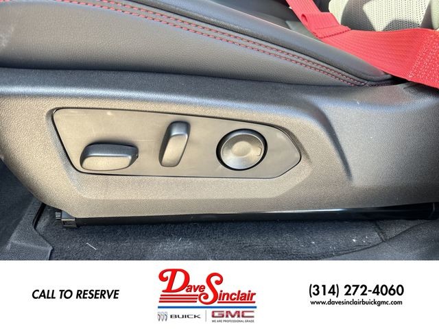 GMC Canyon Vehicle Full-screen Gallery Image 12