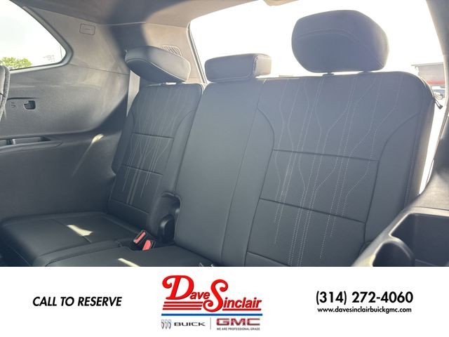 Buick Enclave Vehicle Full-screen Gallery Image 24