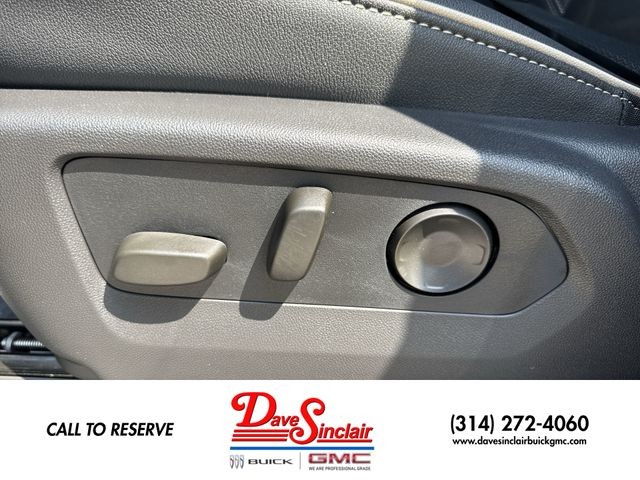 GMC Yukon XL Vehicle Full-screen Gallery Image 12