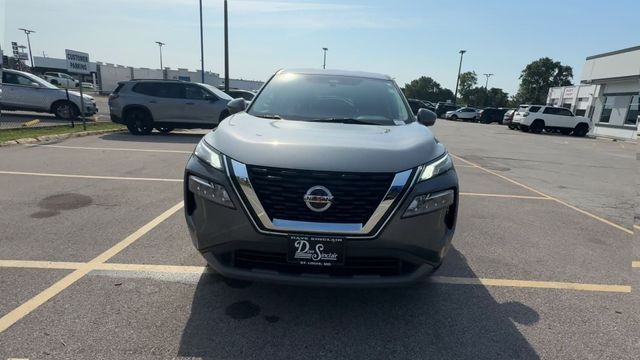 Nissan Rogue Vehicle Full-screen Gallery Image 03