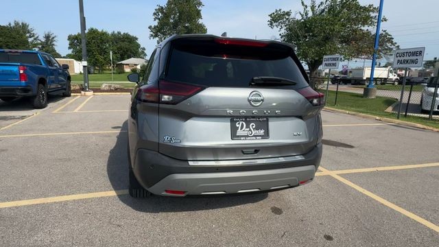 Nissan Rogue Vehicle Full-screen Gallery Image 09