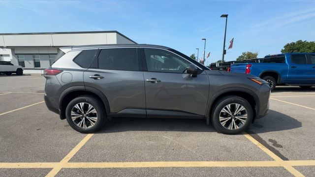 Nissan Rogue Vehicle Full-screen Gallery Image 11