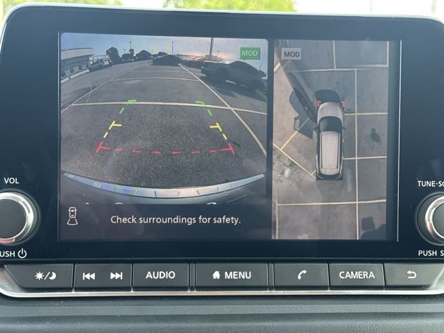 Nissan Rogue Vehicle Full-screen Gallery Image 18