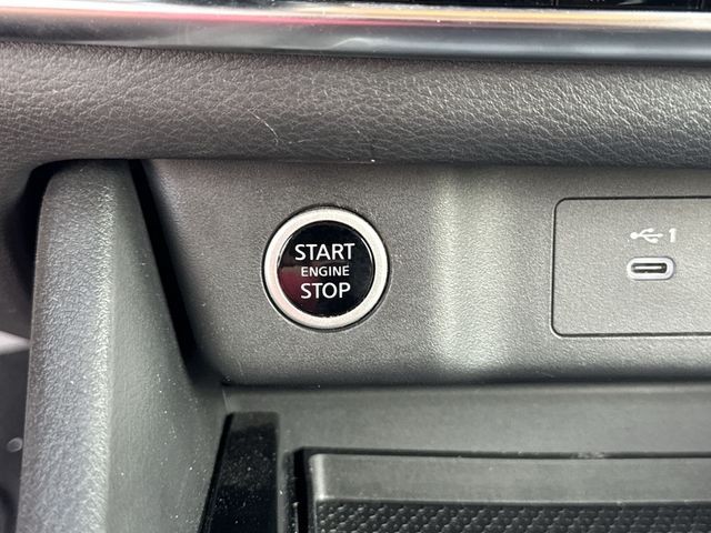 Nissan Rogue Vehicle Full-screen Gallery Image 21