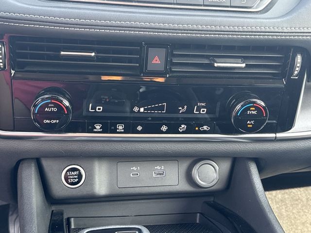 Nissan Rogue Vehicle Full-screen Gallery Image 22