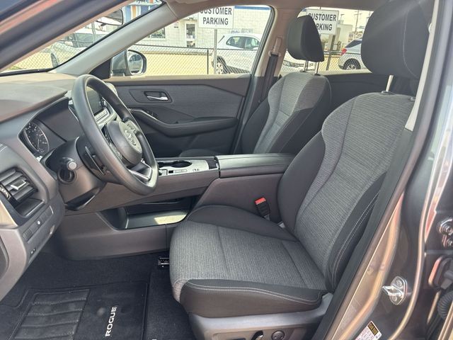 Nissan Rogue Vehicle Full-screen Gallery Image 23