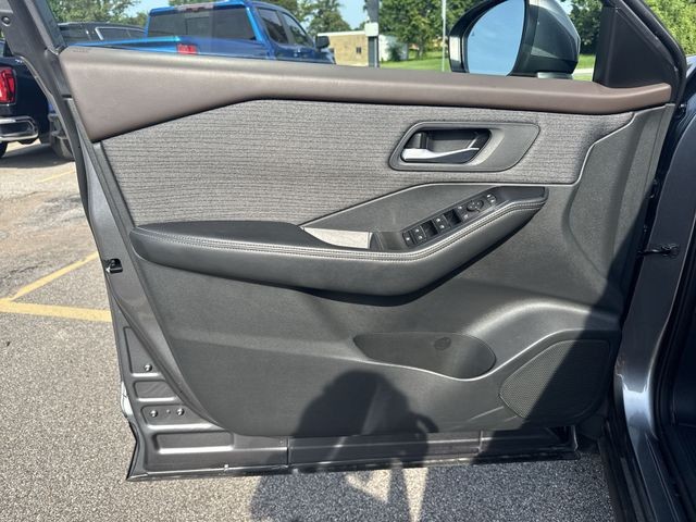 Nissan Rogue Vehicle Full-screen Gallery Image 26